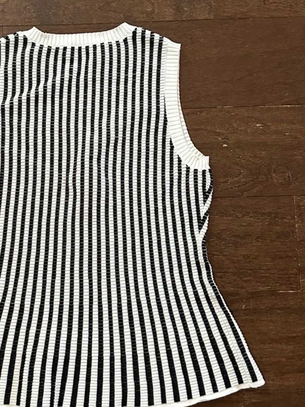 Theory Knit sleeveless Sweater White/Black Striped size Small-Like New - Picture 6 of 7